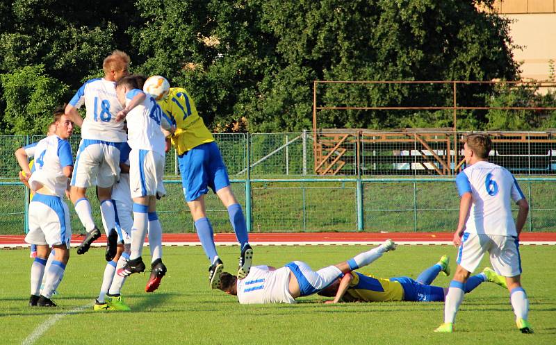 Úvodní kolo divize E nabídlo derby v Přerově mezi domácí Viktorkou (v bílém) a Kozlovicemi.