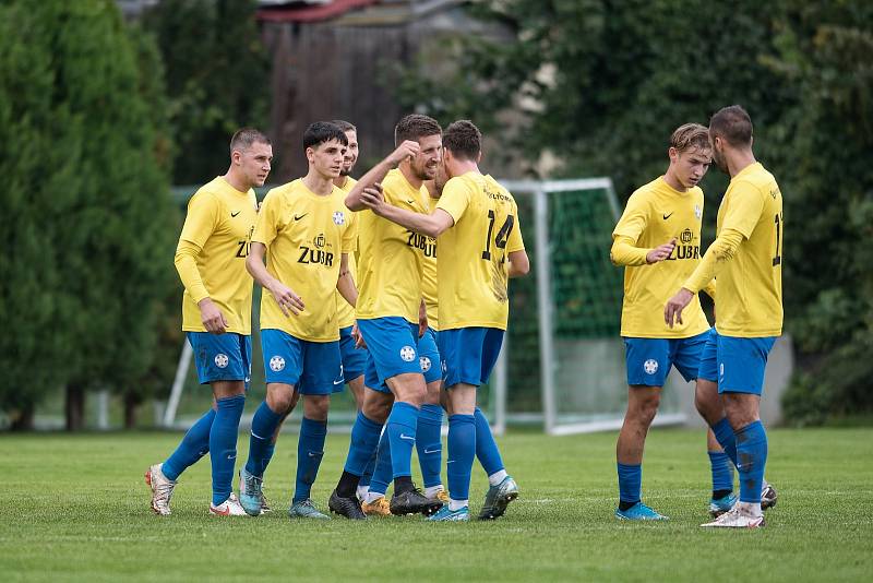 Fotbalisté Kozlovic (ve žlutém) porazili TJ Slovan Bzenec 4:0.