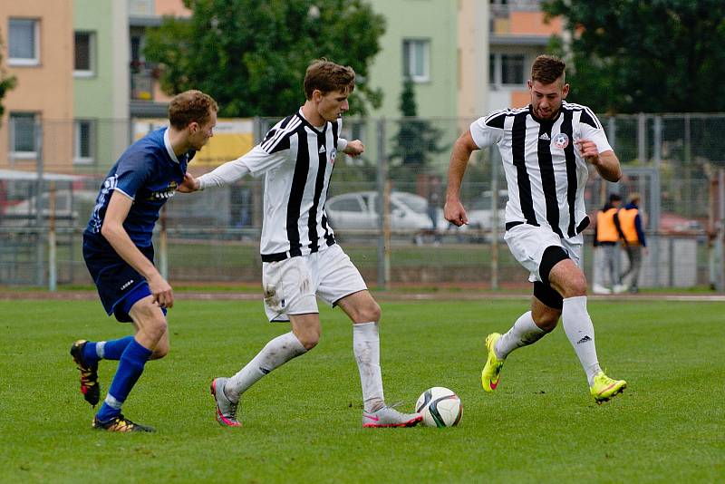 Fotbalisté Přerova (v modrém) v derby proti FC Želatovice (1:0).