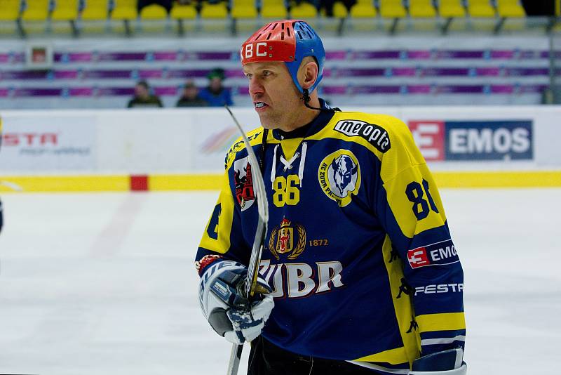 Hokejisté HC Zubr Přerov (v modrém) v "Posledním špílu sezony" profi sým fanouškům. Foto: Deník/Jan Pořízek