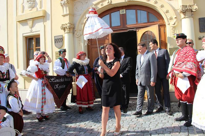 Velkolepý krojovaný průvod Hanáků s Ječmínkovou jízdou králů prošel v neděli ráno ulicemi Kojetína. Město celý víkend žilo tradičními hody.