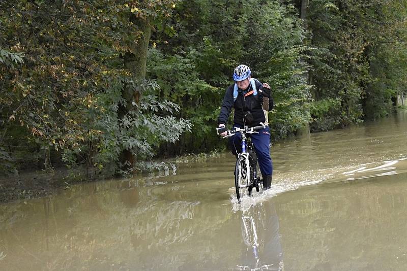 Rozvodněná Morava v Kojetíně, zaplavila třeba i fotbalové hřiště nebo loděnici. 15.10. 2020