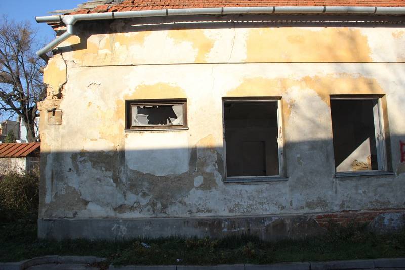 Při požáru objektu v centru Kojetína se zranili dva bezdomovci, kteří v opuštěné budově přebývali.