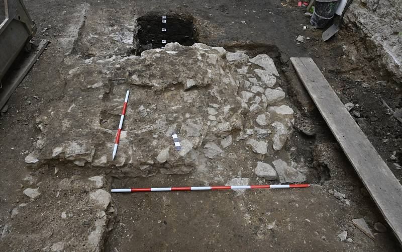 Archeologové při bádání v domě na Horním náměstí v Přerově narazili na vzácný objev – hradbu původního pozdně románského či raně gotického kastelánského hradu z 10. - 12. století