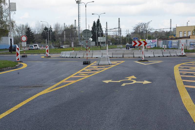 Nová okružní křižovatka vyrostla v Přerově. Řeší dopravu na nepřehledném úseku u pekárny.