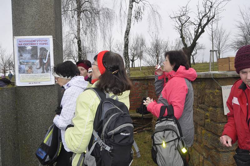 Tradiční novoroční výstup na Čekyňský kopec letos přilákal více než 670 lidí. Je to o něco méně než loni, ale i tak byla nálada skvělá.