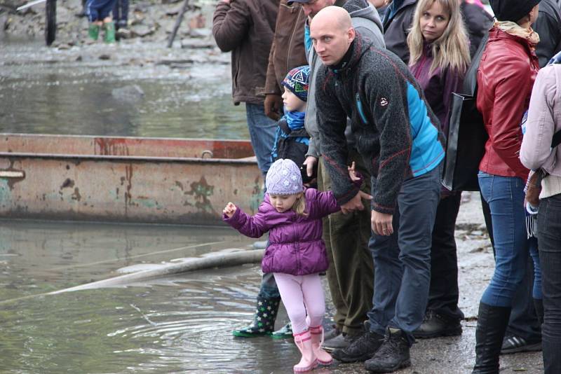 Tisíce lidí zamířily v sobotu na výlov Hradeckého rybníka do Tovačova.