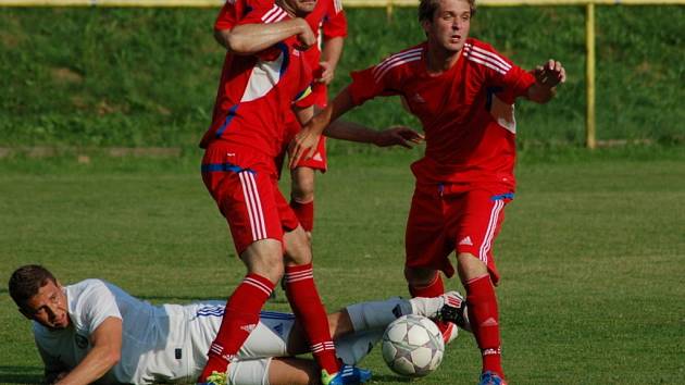 V posledním kole krajského přeboru sezony 2012/2013 přehrály domácí Troubky (v bílém) Šternberk 2:0.