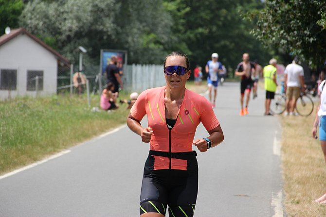 Osecký triatlon 2023. Vítězka ženské kategorie Adéla Anderlová