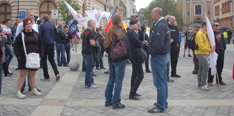 Na náměstí TGM v Přerově je necelých 300 stoupenců krajní pravice. Policie kontroluje vstup na náměstí. Na podiu řečnil šéf DSSS Tomáš Vandas, Jiří Štěpánek z DSSS a také šéf slovenské Pospolitosti.