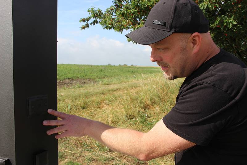 Čtyři metry vysoká kovaná plastika kříže z dílny uměleckého kováře Jiřího Jurdy ml., kterou ukotvili dělníci u lesíku na Švédských šancích, připomíná hrůzný masakr před třiasedmdesáti lety.