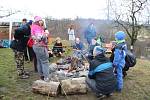 Tradiční novoroční výstup na Čekyňský kopec zdolaly první den nového roku stovky lidí.