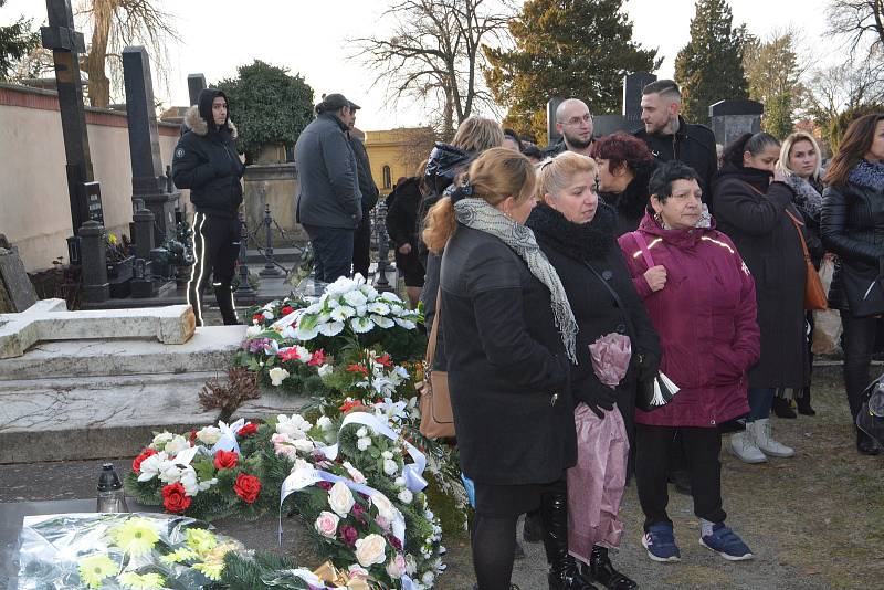 Tradiční romský pohřební průvod se vydal z kostela sv. Vavřince přes město až na přerovský hřbitov. Doprovodit zesnulou na poslední cestě přišel velký zástup lidí. 7. ledna 2022