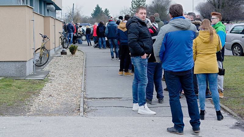 Jágrmánie v Přerově - únor 2018. Fronta na lístky na utkání s Kladnem hodinu před otevřením pokladny