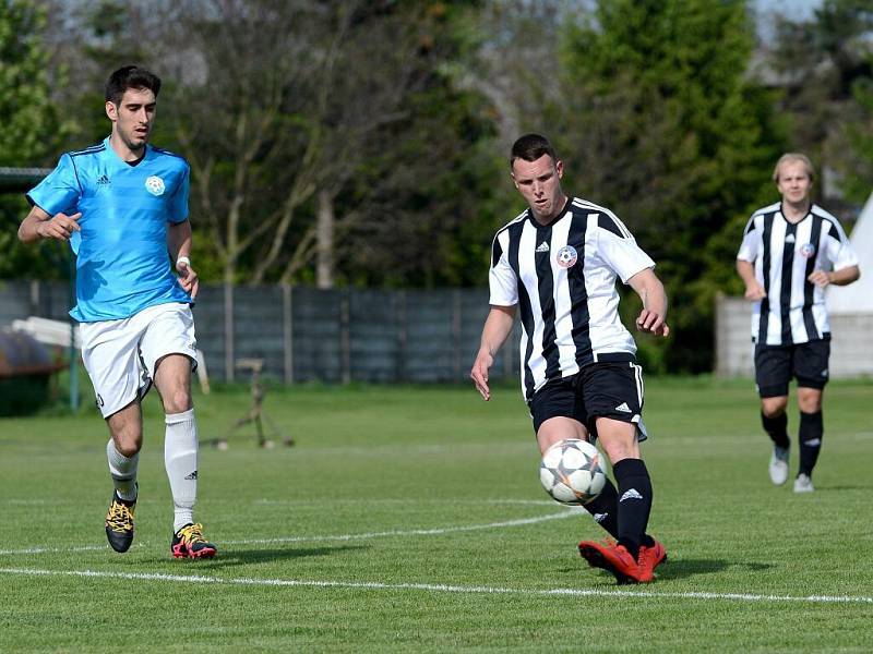 Fotbalisté Želatovic (v pruhovaném) proti Sokolu Určice