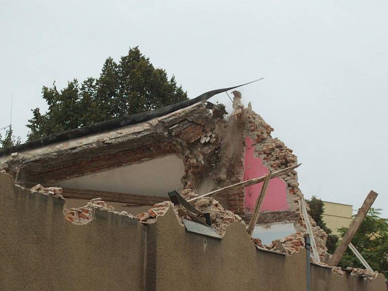 Dům s č.p. 27 v romském ghettu ve Škodově ulici šel v úterý ráno k zemi. Demoliční firma spolu se strážníky kvůli tomu ráno uzavřela celou ulici.