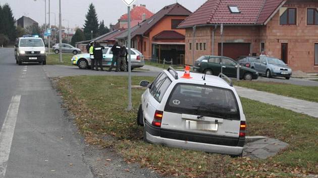 Jel bez řidičáku, skončil v příkopu