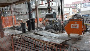 Z bývalé kancelářské budovy bývalého Emosu na Masarykově náměstí v Přerově zbyla po bouracích pracích jen kostra. Stavební práce probíhají ve všech patrech budovy.