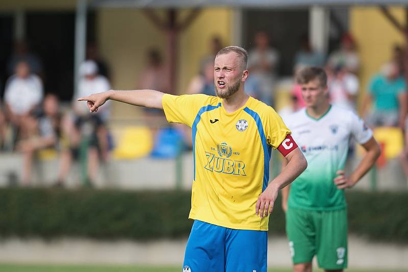 Fotbalisté Kozlovic (ve žlutém) doma porazili Bzenec 2:0. Alex Řehák