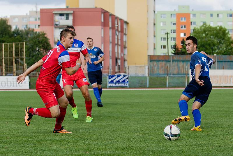 Fotbalisté 1. FC Viktorie Přerov (v modrém) proti Černovíru.