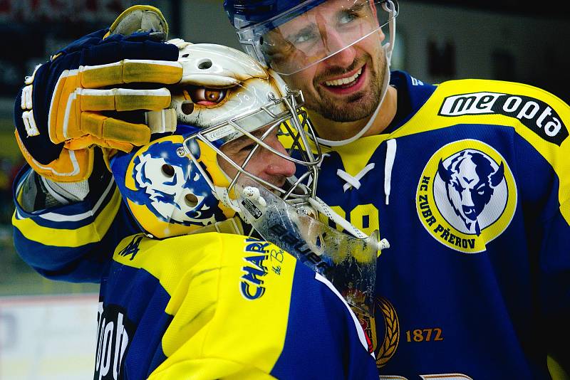 Hokejisté HC Zubr Přerov (v modrých dresech) v přípravě proti Aukro Berani Zlín. Juraj Šimboch a Jakub Ferenc. Foto: Deník/Jan Pořízek