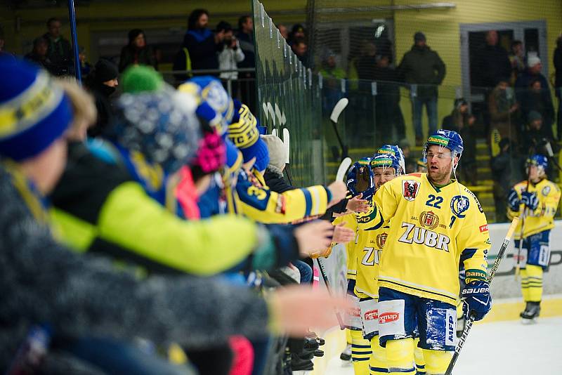 Hokejisté Přerova (ve žlutém) proti Prostějovu (4:2).