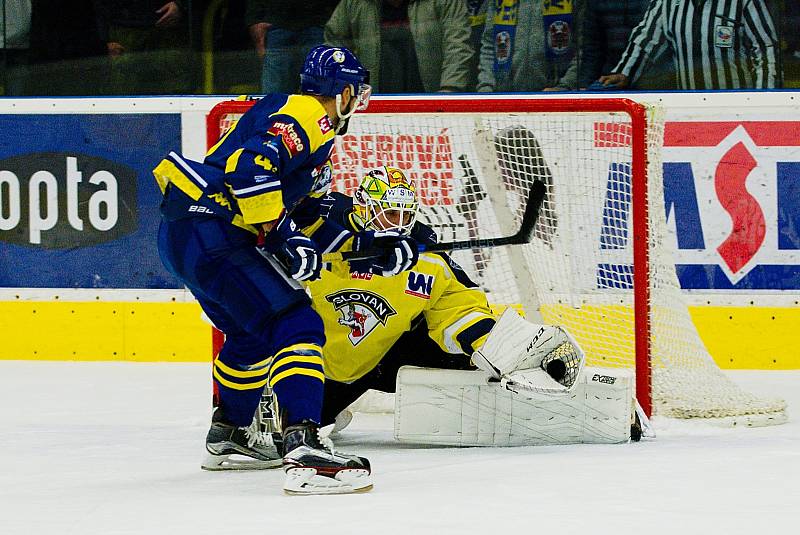 Hokejisté Přerova (v modrém) proti Ústí nad Labem (7:4).