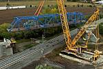 Největší jeřáb v republice odstranil starý železniční most přezdívaný "rámusák" na hlavní trati u Přerova. 26.9.2020