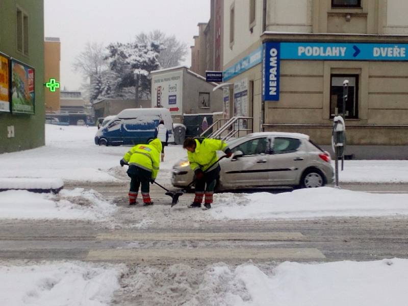 Přerov bojuje se sněhem.