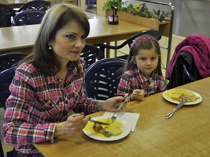 Rodiče, kteří mají zájem o dietní stravování svých dětí ve školní jídelně, mohli v sobotu ochutnat některé pokrmy. Nová dietní jídla jim představili kuchaři z jídelny v Kratochvílo­vě ulici.