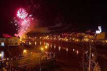 Novoroční ohňostroj nad řekou Bečvou v Přerově
