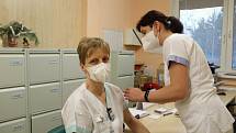 V přerovské nemocnici začalo očkování zdravotníků proti nemoci covid-19. Mezi těmi, kteří se přišli nechat naočkovat byla i Milena Matelová, která pracuje jako vedoucí radiologický asistent.
