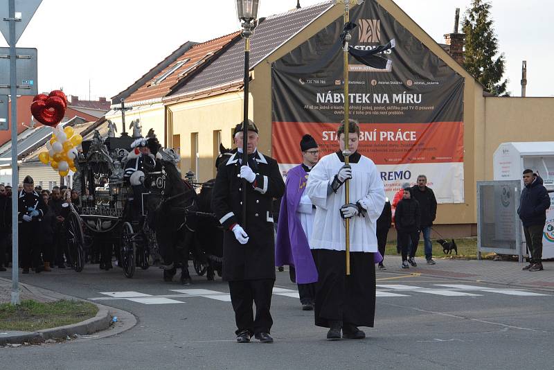 Tradiční romský pohřební průvod se vydal z kostela sv. Vavřince přes město až na přerovský hřbitov. Doprovodit zesnulou na poslední cestě přišel velký zástup lidí. 7. ledna 2022