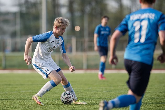 Fotbalisté Přerova (v bílém) proti Tatranu Všechovice. Adam Dittmer