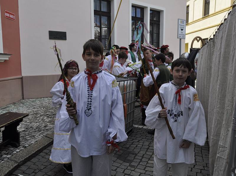 Tradiční velikonoční program, který se v minulých letech konal vždy na Masarykově náměstí v Přerově, se letos přesunul na historické Horní náměstí. Jeho součástí byl i bohatý kulturní program, který uzavřel koncert Jaroslava Wykrenta s kapelou In blue. Ak