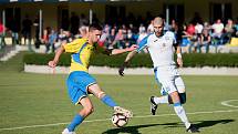 Fotbalisté FK Kozlovice (ve žlutém) v derby s přerovskou Viktorií