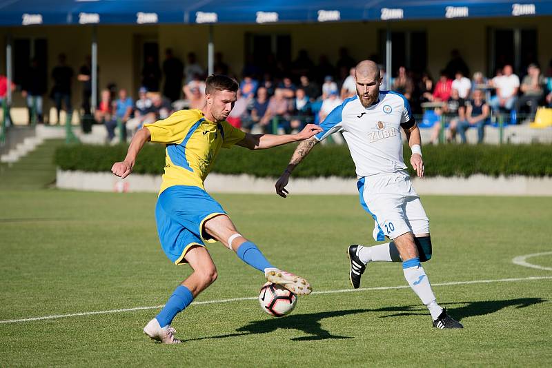 Fotbalisté FK Kozlovice (ve žlutém) v derby s přerovskou Viktorií