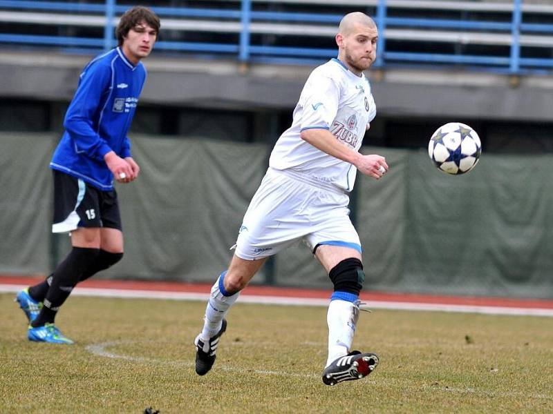 Fotbalisté Viktorie Přerov (v bílém) proti Hranicím