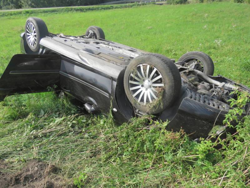 Opilá řidička se převrátila se svým automobilem na střechu.