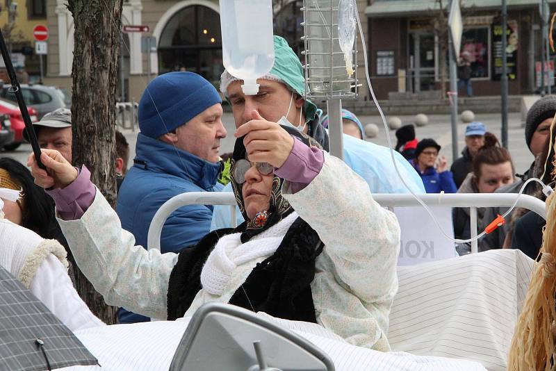 Přerovem prošel masopustní průvod. Nechyběli stárek se stárkovou, medvěd i smrtka.