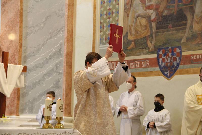 Největší slavnost křesťanského církevního roku - Zmrtvýchvstání Páně - přilákala věřící také do kostela sv. Vavřince v Přerově. Protože kvůli epidemickým opatřením mohla do kostela jen jen desetina věřících, konaly se během dopoledne tři Mše svaté.