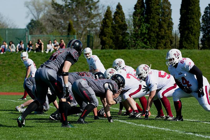 Přerov Mammoths (v bílém) vs. Vysočina Gladiators ve 2. lize amerického fotbalu.