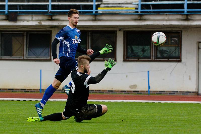 Fotbalisté Přerova (v modrém) v derby proti FC Želatovice (1:0).