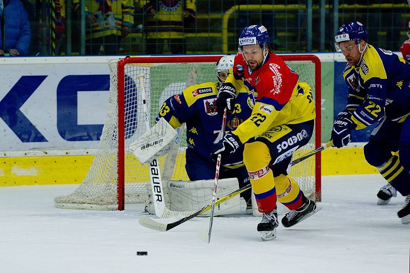 Hokejisté HC Zubr Přerov (v modrém) proti Motoru České Budějovice