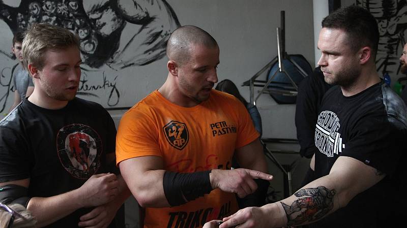 První závody v přerovském Chrámu síly Jiřího Tkadlčíka. Kategorii do 100 kilogramů ovládl jeho bratr Marek. Nad 100 kg byl nejlepší Petr Pastyřík.