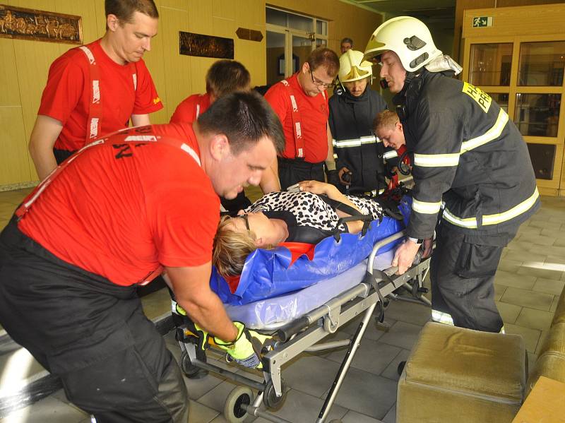 Přerovští dobrovolní hasiči si v pondělí odpoledne nacvičili zásah v budově hotelu Strojař. Museli se dostat k ženě, která volala o pomoc za zavřenými dveřmi.