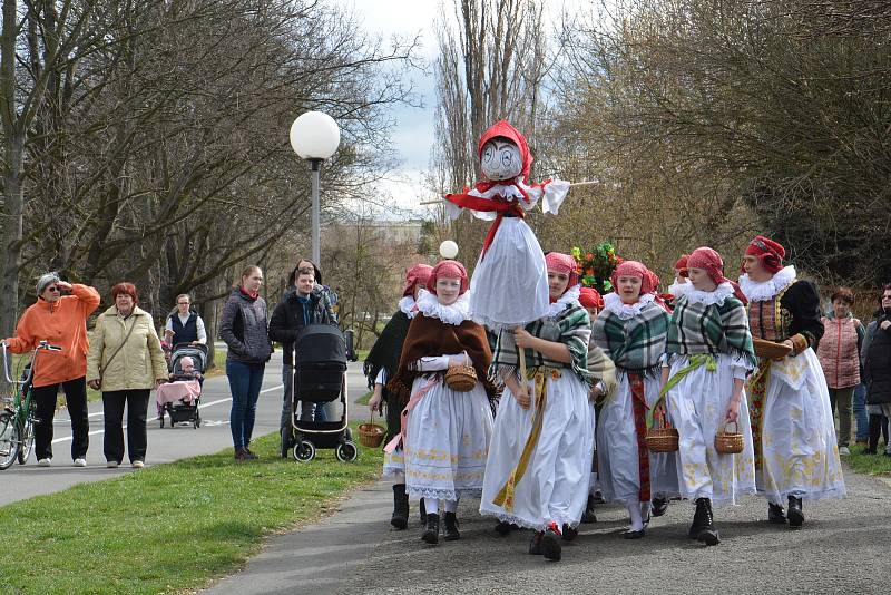 Vhozením smrtky do řeky Bečvy se děti z Folklorního souboru Trávníček rozloučily se zimou. Tradiční vynášení smrtky přilákalo v neděli dopoledne do centra Přerova davy lidí.