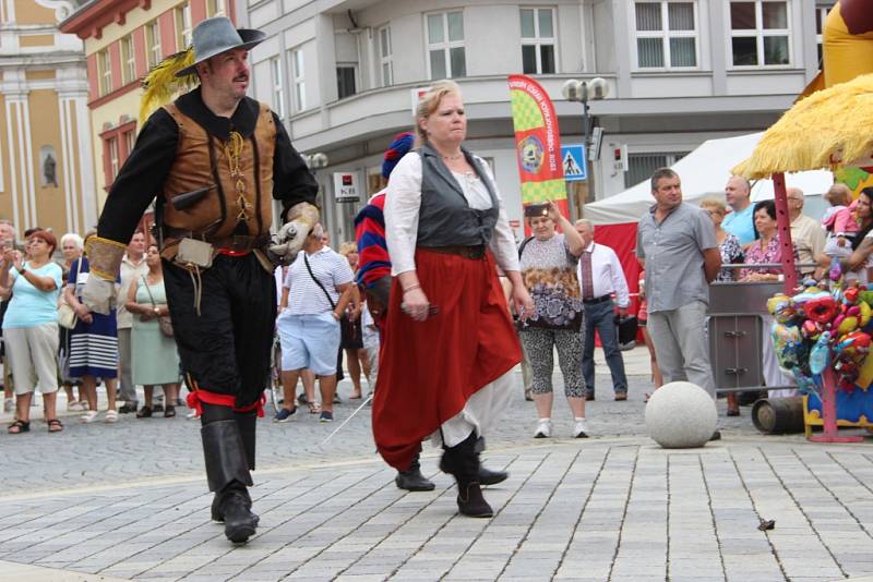 Historický průvod centrem Přerova, ale také řemeslný jarmark a celá řada zajímavých vystoupení na Horním náměstí - takový byl program Svatovavřineckých hodů během neděle.