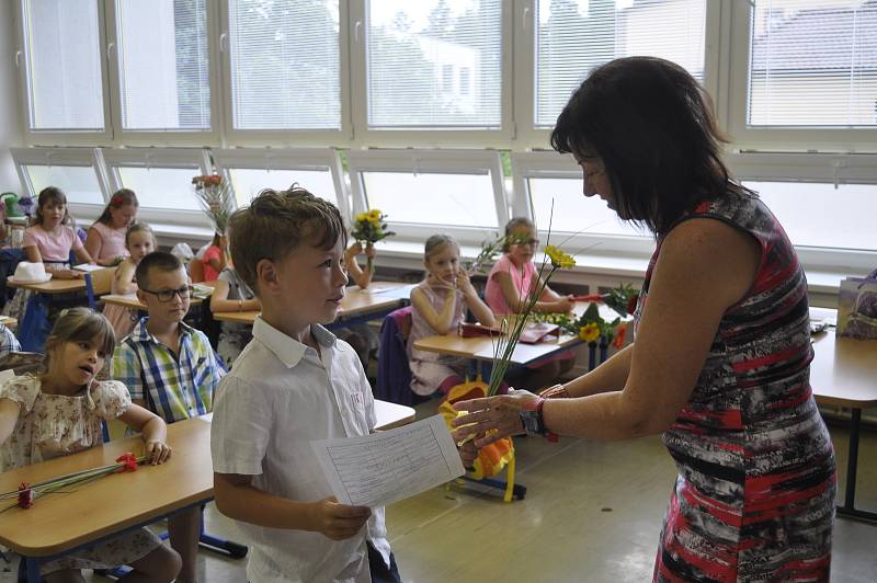 Prvňáčci si na základních školách Svisle, Želatovská a U Tenisu v Přerově převzali svá první vysvědčení