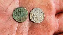 Archeologové v Dřevohosticích objevili mimo jiné i mince ze 16. století